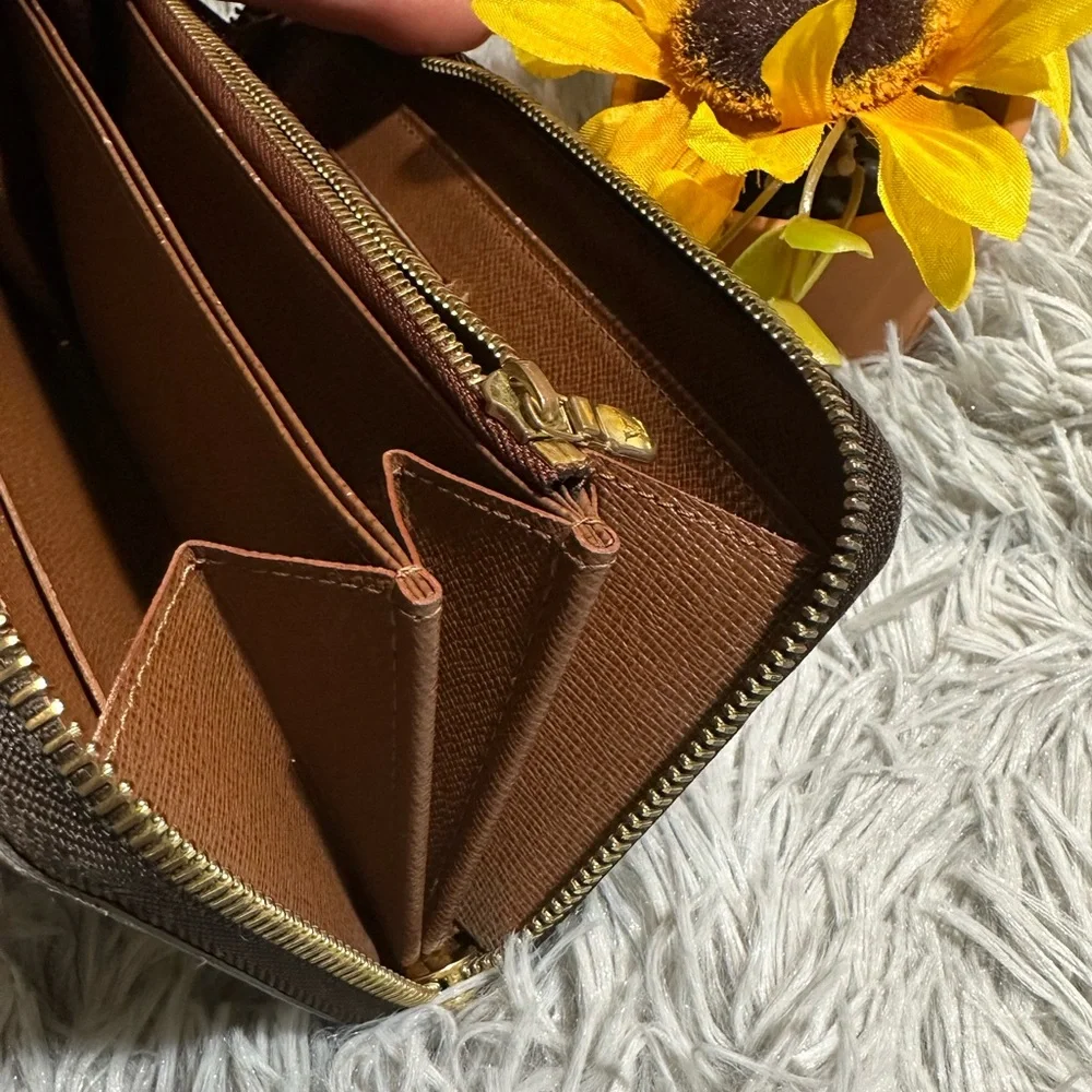 Louis Vuitton Monogram Zippy Wallet - Picture 12 of 16